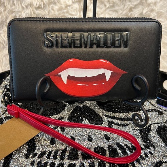 🖤👄🧛♀️NWT-STEVE MADDEN VAMPIRE LIP ZIP WALLET/ WRISTLET🖤🧛♀️👄 - Picture 3 of 8